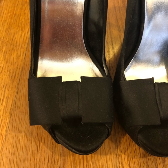 Bakers Peep Toe Bow Heels, 9 but fits like 8.5 - Picture 3 of 8